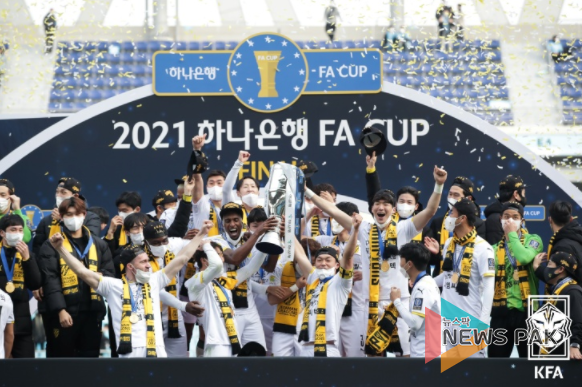 전남드래곤즈 선수단이 FA컵 우승 트로피를 들어올리며 환호하고 있다.