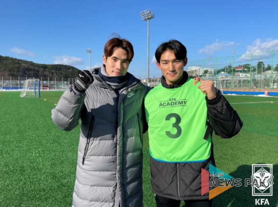 C급 지도자 강습회에 참가한 강원FC 한국영(왼쪽)과 수원FC 조유민.