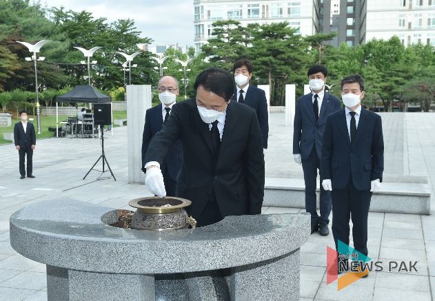 임태희 경기도교육감 현충탑 참배
