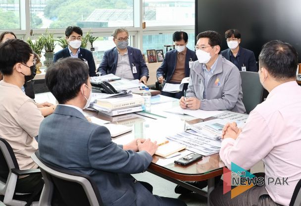 이상일 용인시장이 주민연대 관계자들과 면담을 나누고 있다