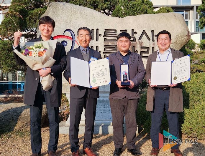 용인특례시 감사관실 직원들이 자체감사사례 콘테스트에서 최우수상을 수상한 후 함께 기념사진을 찍고 있다.