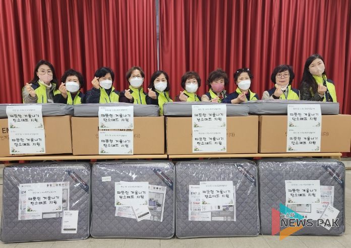 죽전1동 협의체 위원들이 탄소매트 전달에 앞서 기념촬영을 하고 있다