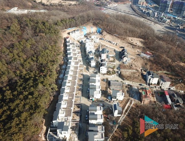 조경계획, 도로 경사율 등이 반영되지 않은 관내 주택 단지개발 현장 모습