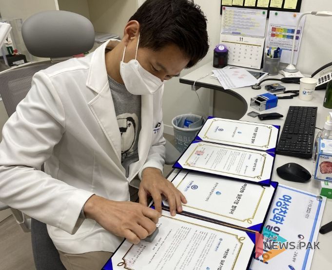 협약에 서명하고 있는 김동현 연세메디웰 내과 원장