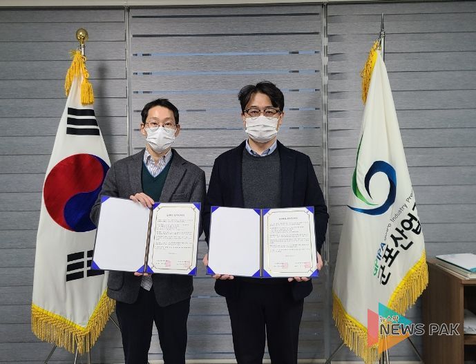 왼쪽 한국투자액셀러레이터 이정훈 투자2실장, 군포산업진흥원 곽수환 창업보육센터장