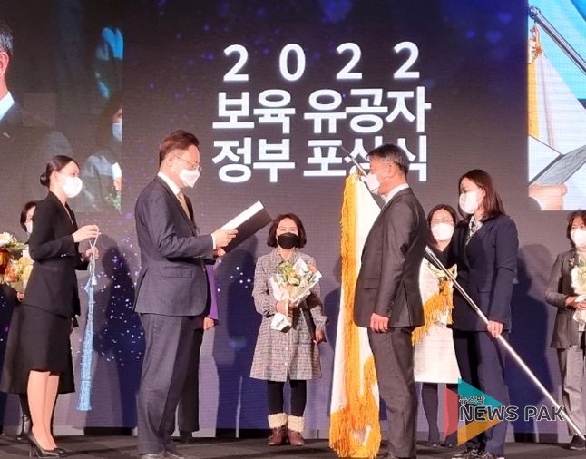 이희준 용인시 제1부시장이 지난 20일 '2022년 보육 유공 정부포상' 시상식에 참석해 조규홍 보건복지부장관으로부터 국무총리상을 받고 있다.
