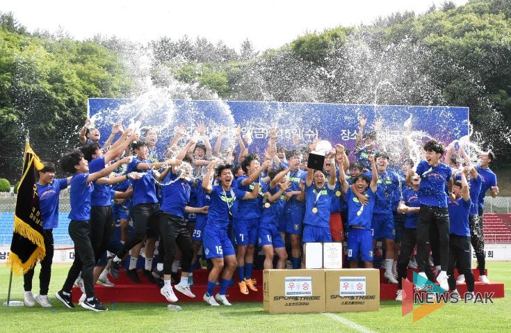 용인시축구센터 U18덕영이 ‘제27회 무학기 전국고등학교축구대회’의 우승컵을 들어 올렸다.