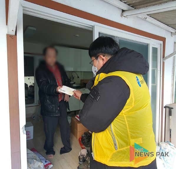 남사읍 지역사회보장협의체가 저소득 가구의 난방유 지원을 위한 주유상품권을 전달했다.