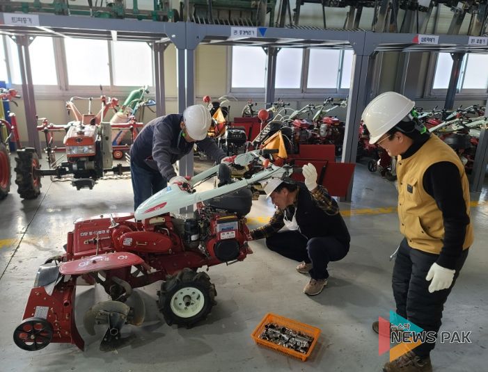 임대 농기계 정비 모습