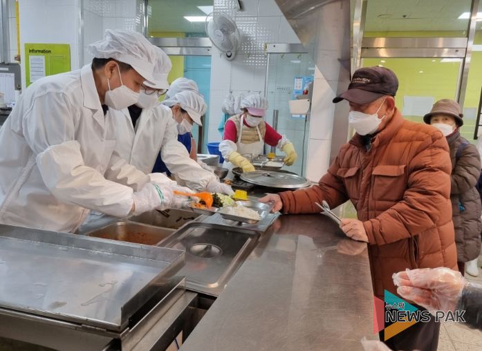 이규석 안산 단원구청장, 무료급식소 배식봉사로 첫 일정 시작