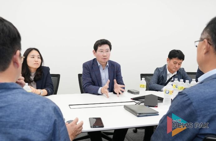 이상일 용인특례시장이 ENF테크놀로지 공장에서 관계자들과 간담회를 갖고 대화를 나누고 있다