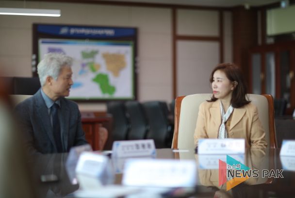 화성시의회 김경희 의장, 화성오산교육지원청 방문해 정광윤 교육장 간담회 가져