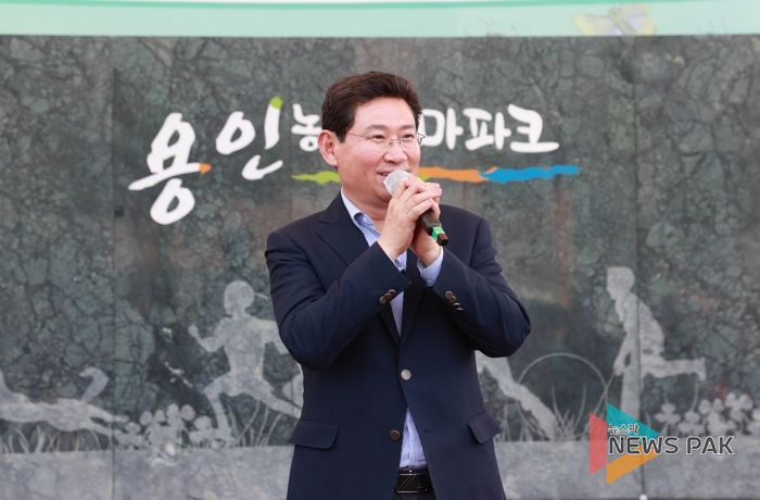 이상일 용인특례시장이 17일 농촌테마파크에서 열린 ‘곤충아, 친구하자! 용인 곤충 페스티벌’에서 인사말을 하고 있다.