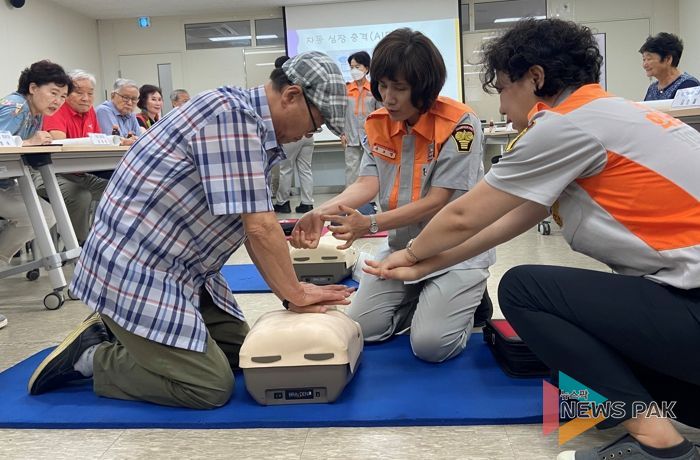 보정동이 21일 보정동 행정복지센터에서 어르신을 대상으로 심폐소생술 및 자동 심장충격기 교육을 진행했다.