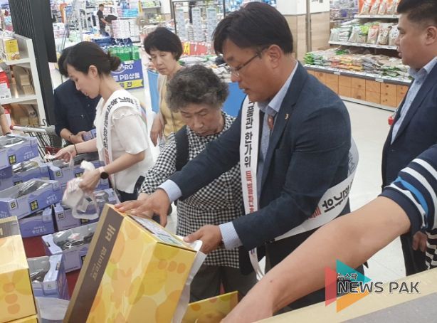 최만식 의원이 한가위 특별판매전에서 소비자들에게 경기농식품의 우수성을 홍보하며 적극적인 애용을 당부하고 있다.