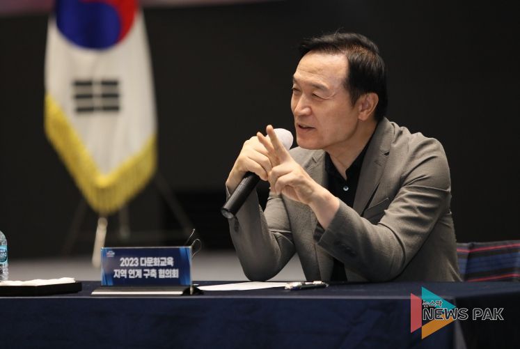 임태희 경기도교육감이 5월 서울대학교 시흥캠퍼스에서 열린 경기도 다문화교육 지역 연계 구축 협의회 참석하여,다문화교육 방향과 지원 방안을 공유하고 있다.