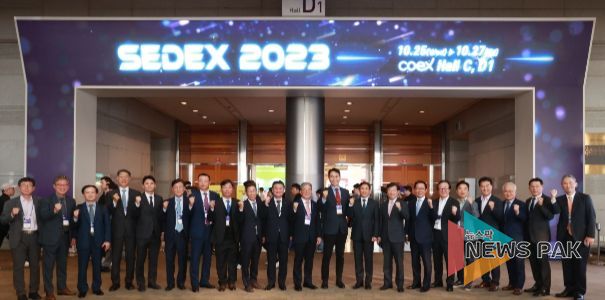 황준기 용인특례시 제2부시장이 26일 ‘SEDEX 2023’ 행사장을 찾아 주요 내빈들과 함께 기념촬영을 하고 있다. (좌측 11번째가 황 제2부시장.)