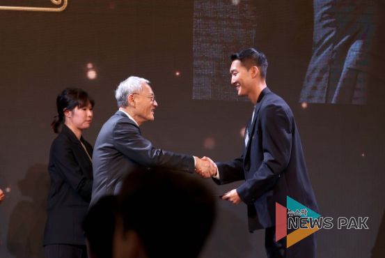 우상혁 선수가 10월 31일 서울 더 플라자 호텔에서 열린 ‘제61회 대한민국체육상’ 시상식에서 유인촌 문화체육관광부장관으로부터 경기상을 받고 있는 모습