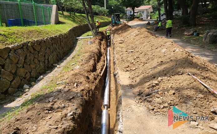보온재를 감싸 시공 중인 급수도배관의 모습