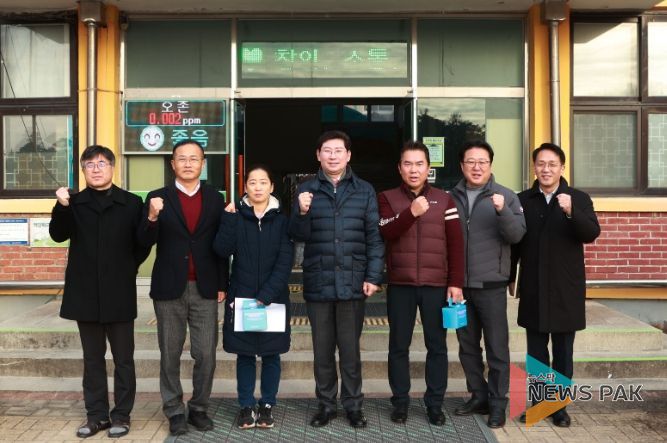 이상일 용인특례시장이 지난 19일 처인구 백암면에 있는 백암초등학교를 방문해 2026년 준공 예정인 복합시설 진행 상황을 점검했다.