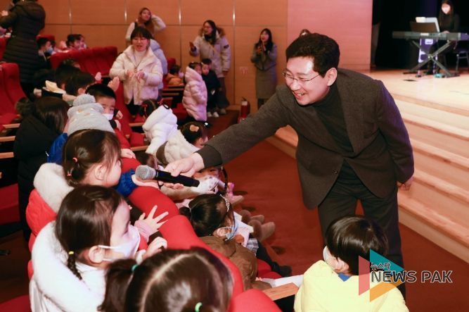 이상일 용인특례시장이 지난 20일 '명지아동연구소'가 개최한 클래식 연주회에서 아이들에게 특별한 추억을 선사했다