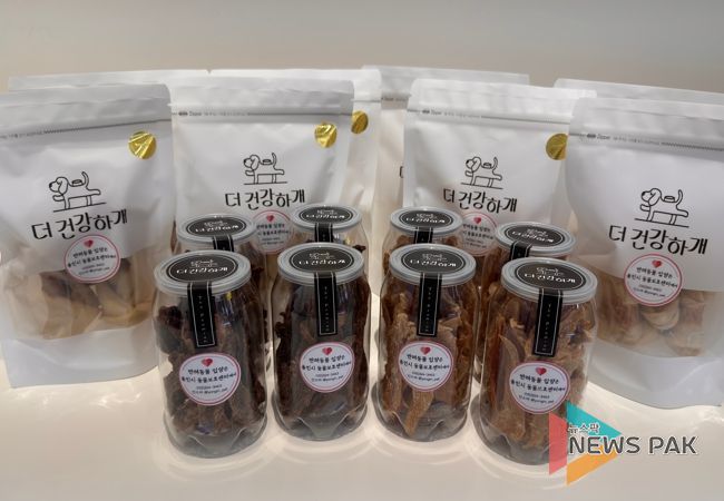 용인시지역자활센터 청년위드펫사업단이 운영하는 반려동물 수제 간식 전문점 ‘더 건강하개’에서 판매하는 수제간식, 용인시 동물보호센터 유기 동물 입양 안내 스티커가 붙어 있다.