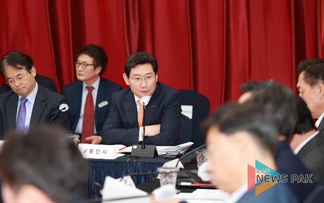 지난 2022년 10월 28일 서울 용산 전쟁기념관 피스앤파크에서 열린 윤석열 대통령과 전국 시장, 군수, 구청장 간담회 자리에서 이상일 용인특례시장이 제5차 국가철도망 계획 수립을 앞당길 것을 건의했다.