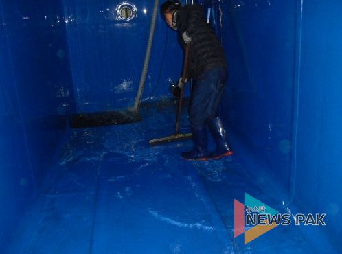 용인특례시에 있는 대형 건축물의 저수조 청소 모습