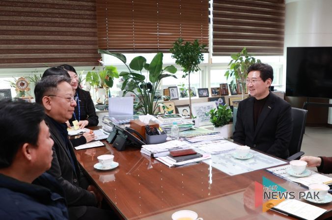 이상일 용인특례시장이 1000만원의 성금을 기탁한 (주)용인실업 김종오 대표와 대화를 나누고 있다