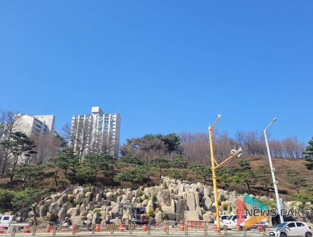 철죽폭포 자연스럽게 물이 흐르는 디자인으로 바꿔