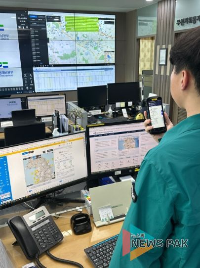 용인특례시가 재난 시 신속한 대처를 위해 재난안전통신망을 읍면동에 보급했다. 사진은 시 관계자가 재난안전단말기로 유관기관과 모의 교신을 하는 모습