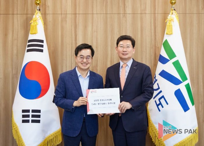 이상일 용인특례시장이 12일 김동연 경기도지사를 만나 시의 현안을 해결하기 위한 지원을 요청하고 관련 자료를 전달했다.