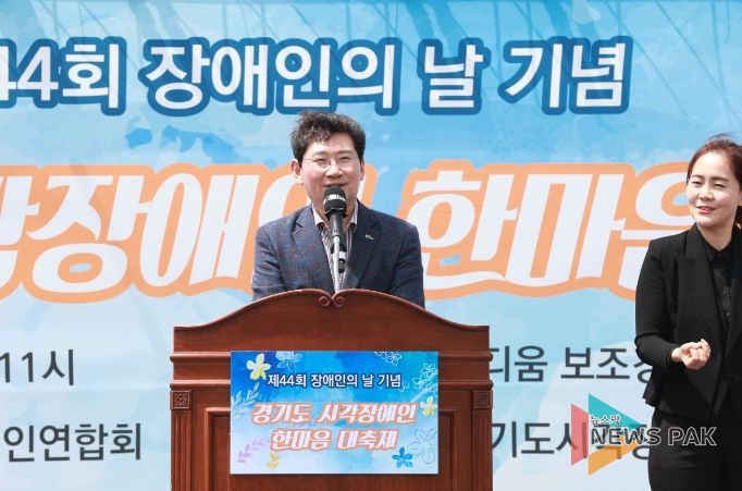 지난 23일 용인특례시 미르스타디움에서 열린 '경기도 시각장애인 한마음 대축제'에서 축사하고 있는 이상일 시장