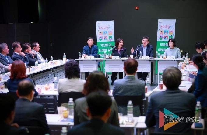 이상일 용인특례시장이 지난 8일 '용인미디어센터'에서 지역 내 중학교 21곳의 교장과 간담회를 가졌다