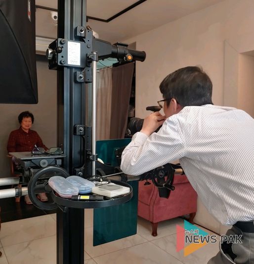 중앙동 사랑회와 주민자치위원회가 어르신 장수사진 촬영을 진행했다.