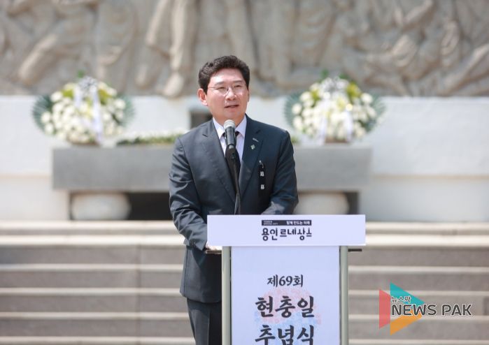 이상일 용인특례시장이 6일 처인구 김량장동 현충탑에서 열린 제69회 현충일 추념식 행사에서 추념사를 하고 있다.
