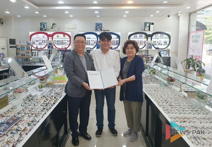 동백1동 지역사회보장협의체가 1001안경 동백점과 취약계층 무료 안경지원 업무협약을 맺었다.
