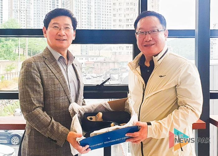 이상일 용인특례시장이 8일 공무원노조로부터 취임 두번째 운동화를 선물받았다