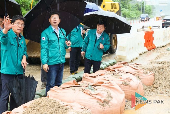 이상일 용인특례시장이 18일 폭우로 인해 지반침하 현상이 발생한 수지구 성복동 현장에서 전문가들과 피해 방지 대책을 논의하고 있다.