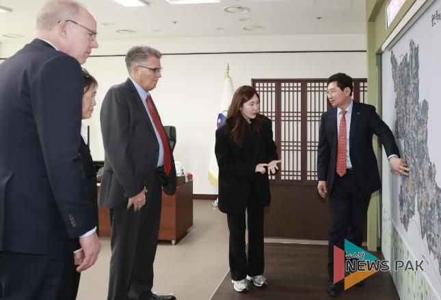 지난 2월 용인특례시를 방문한 윌리엄슨 카운티 관계자들에게 이상일 용인특례시장이 시의 반도체 육성 정책을 소개하고 있는 모습