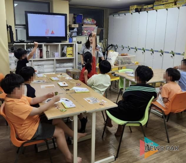 용인특례시 수지구 지역아동센터 아동들이 상현도서관 '도서관 함께 책 읽기' 프로그램에 참여하고 있다