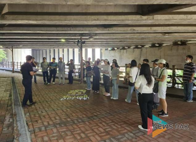 기흥구 주민참여예산 지역회의 위원들이 지난 10일 독정교 하부를 찾아 환경개선사업의 타당성을 확인하고 있다