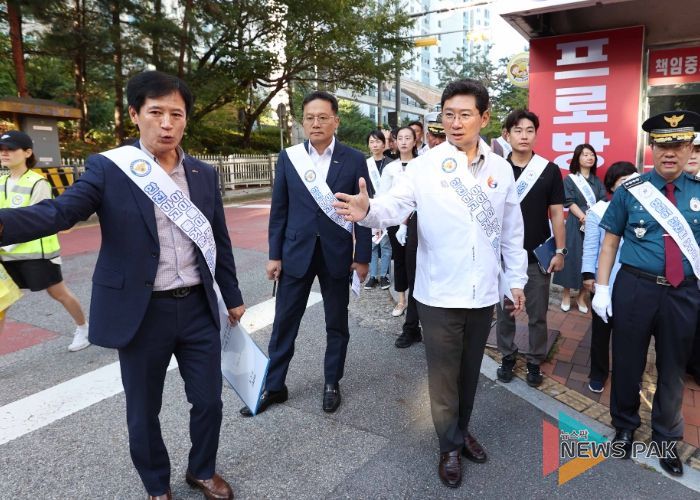 이상일 용인특례시장이 24일 수지구 신촌초 통학로 안전 점검을 하고 있다.