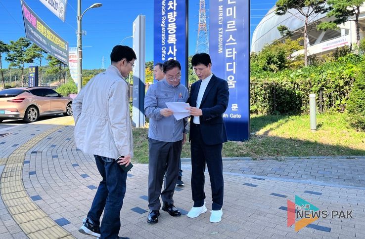 황준기 용인특례시 제2부시장이 월드컵 예전전이 열리는 용인미르스타디움을 찾아 교통대책을 점검했다
