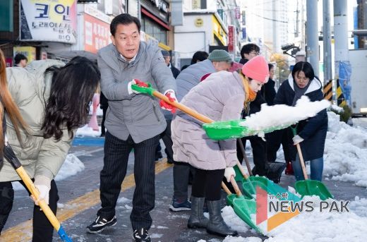 이재준 수원시장이 28일 오후 주민들과 함께 제설작업을 하고 있다.