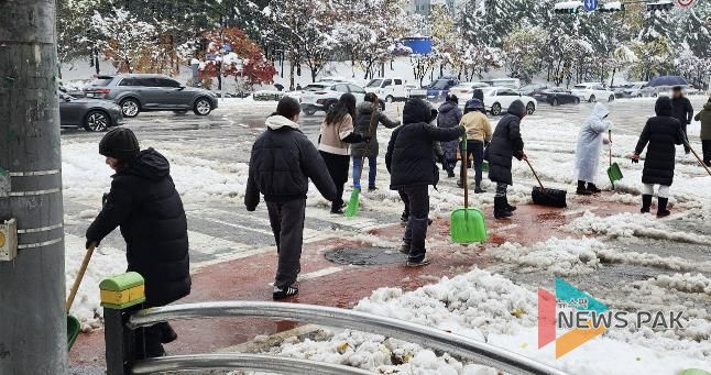 수원시 영통구 영통1동, 통장협의회와 출근길 안전위해 제설 작업 총력