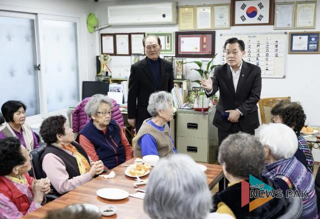이재준 수원시장이 청구2차아파트 경로당 어르신들과 이야기를 나누고 있다.
