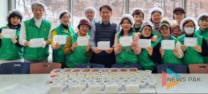 광명시 하안1동 새마을부녀회, 지도자협의회는 지난 5일 관내 취약계층 어르신들에게 반찬을 전달했다.