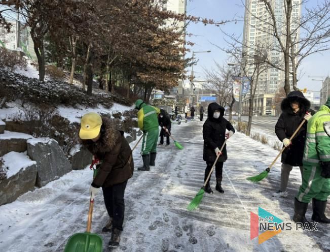 수원시 영통구 광교1동, 지속적인 강설로 인한 제설 작업 실시