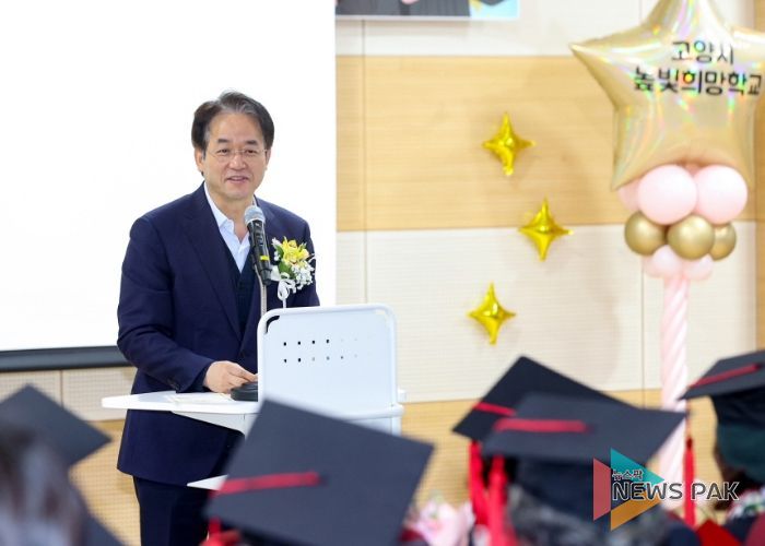 학력인정 높빛희망학교 졸업식에서 축사 중인 이동환 고양특례시장